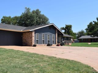Foreclosed Home - 919 HILLCREST DR, 73701