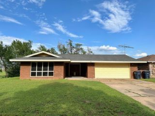 Foreclosed Home - 301 PARKER DR, 73701