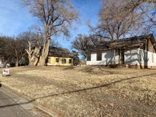 Foreclosed Home - 912 9TH ST, 73717