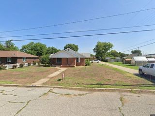 Foreclosed Home - 212 W 10TH ST, 73772