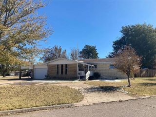 Foreclosed Home - 802 W OKLAHOMA DR, 73848