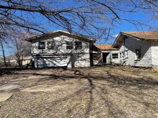 Foreclosed Home - 800 N OKMULGEE AVE, 74447