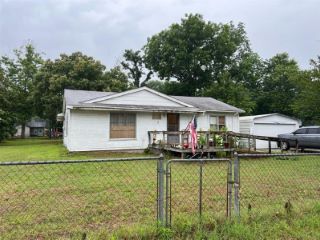 Foreclosed Home - 611 E 4TH ST, 74880