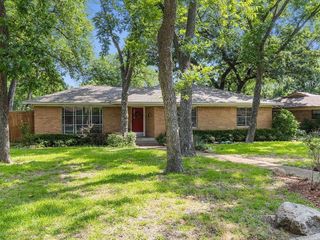 Foreclosed Home - 3315 MAPLELEAF LN, 75233