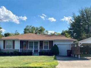Foreclosed Home - 304 E RUSSELL AVE, 75418