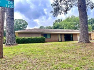 Foreclosed Home - 1701 LIVE OAK DR, 75601