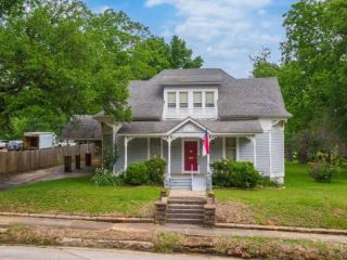 Foreclosed Home - 901 W BURLESON ST, 75670