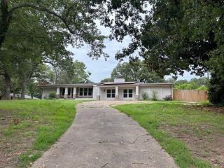 Foreclosed Home - 400 W CAYUGA DR, 75751