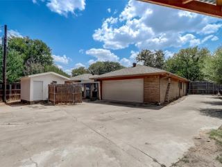 Foreclosed Home - 2003 ROYALWOOD DR, 76006