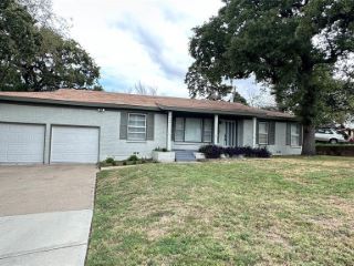Foreclosed Home - 233 BEDFORD CT E, 76022