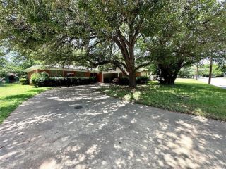 Foreclosed Home - 805 N DOUGLAS AVE, 76033