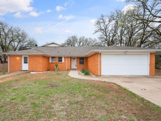 Foreclosed Home - 615 W HILLCREST ST, 76059