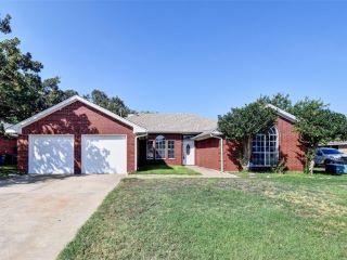 Foreclosed Home - 511 COKER VALLEY DR, 76060