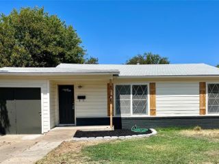 Foreclosed Home - 1105 E BOWIE ST, 76104