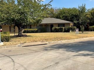 Foreclosed Home - 5700 EISENHOWER DR, 76112