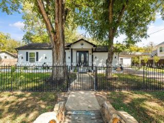 Foreclosed Home - 6139 GUILFORD ST, 76119