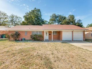 Foreclosed Home - 5608 WALTHAM AVE, 76133
