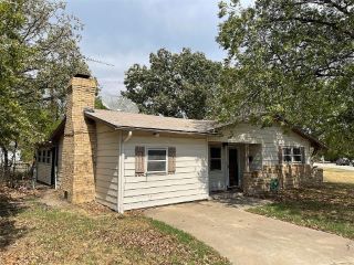 Foreclosed Home - 220 W SOUTHERN AVE, 76179