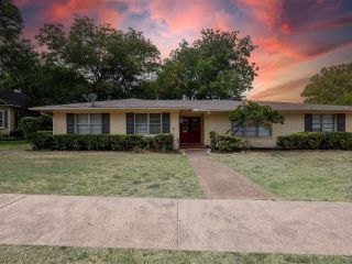 Foreclosed Home - 1000 S TRINITY ST, 76234