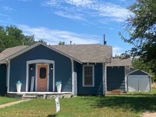 Foreclosed Home - 802 W ELM ST, 76374