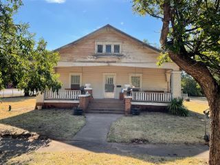 Foreclosed Home - 101 N DONALD ST, 76380