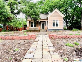 Foreclosed Home - 704 N CROCKETT AVE, 76520