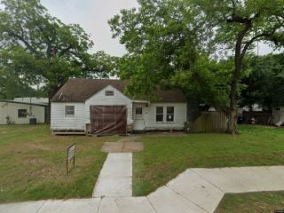 Foreclosed Home - 607 W CAMERON AVE, 76567