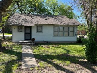 Foreclosed Home - 902 W 3RD ST, 76634