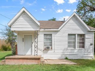 Foreclosed Home - 303 W MARTIN ST, 76642