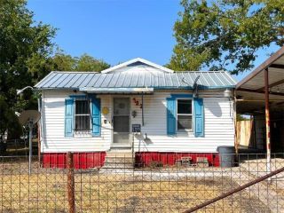Foreclosed Home - 702 S CRISWELL ST, 76664
