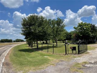 Foreclosed Home - 403 S INTERSTATE 45, 76681