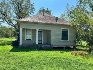 Foreclosed Home - 402 E CHARLES ST, 76682