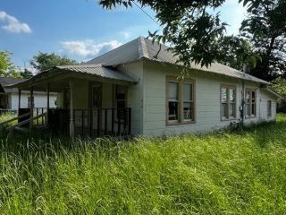 Foreclosed Home - 313 N 5TH ST, 76693