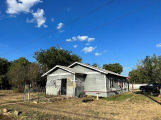 Foreclosed Home - 1013 S NECHES ST, 76834