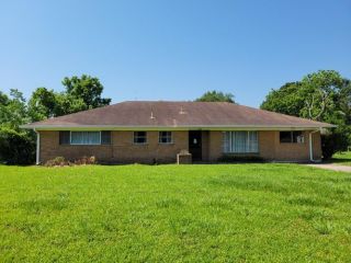 Foreclosed Home - 708 Tinkler St, 77514