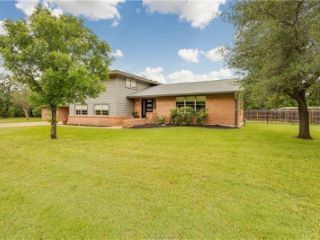 Foreclosed Home - 1201 WINDING RD, 77840