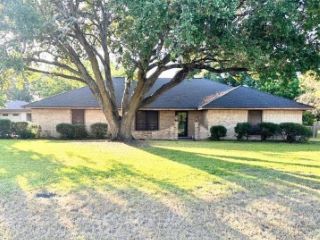 Foreclosed Home - 102 TROPICAL DR, 77904