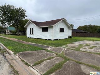 Foreclosed Home - 302 W FRENCH ST, 77954