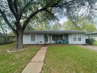 Foreclosed Home - 916 S WELHAUSEN AVE, 77984