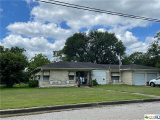 Foreclosed Home - 310 MAPLE ST, 77995