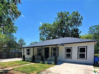 Foreclosed Home - 1210 N MILAM ST, 78155