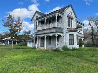 Foreclosed Home - 305 E 4TH ST, 78164