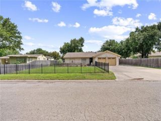 Foreclosed Home - 1136 W LEE AVE, 78363