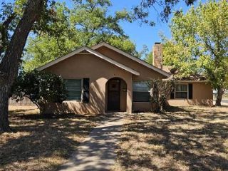 Foreclosed Home - 111 W BURBANK ST, 78624