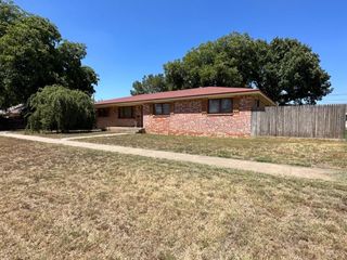 Foreclosed Home - 813 W ROBERTSON ST, 79245