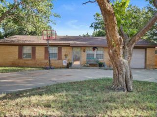 Foreclosed Home - 2410 N 3RD ST, 79373