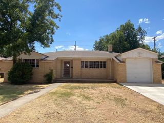 Foreclosed Home - 2015 17TH ST, 79401