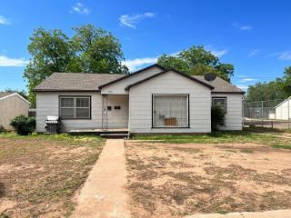 Foreclosed Home - 1611 28TH ST, 79411