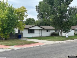 Foreclosed Home - 409 W PERSHING AVE, 82501