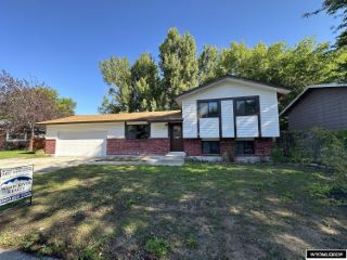 Foreclosed Home - 1310 MAPLE LN, 82501